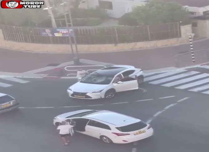 Video :When a vehicle nearly cuts off his right of way, a driver goes crazy